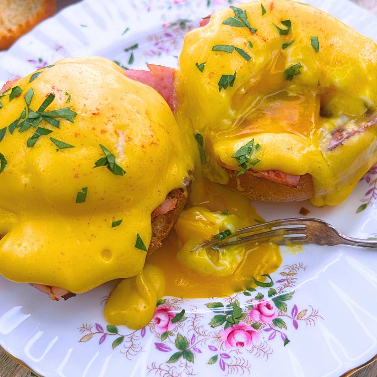 Secrets to Easy Eggs Benedict: No-Fuss Hollandaise & Poached Eggs